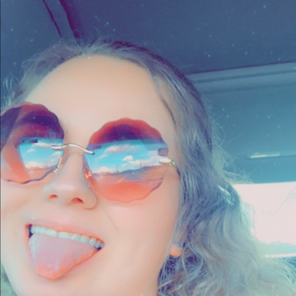 Meet your Posher, Halee - Picture 1 of 1